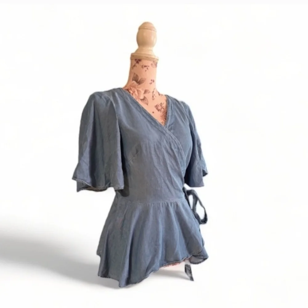LOFT WOMEN'S BLUE CHAMBRAY WRAP PEPLUM FLOUNCY SLEEVES SIZE SMALL - Picture 3 of 4